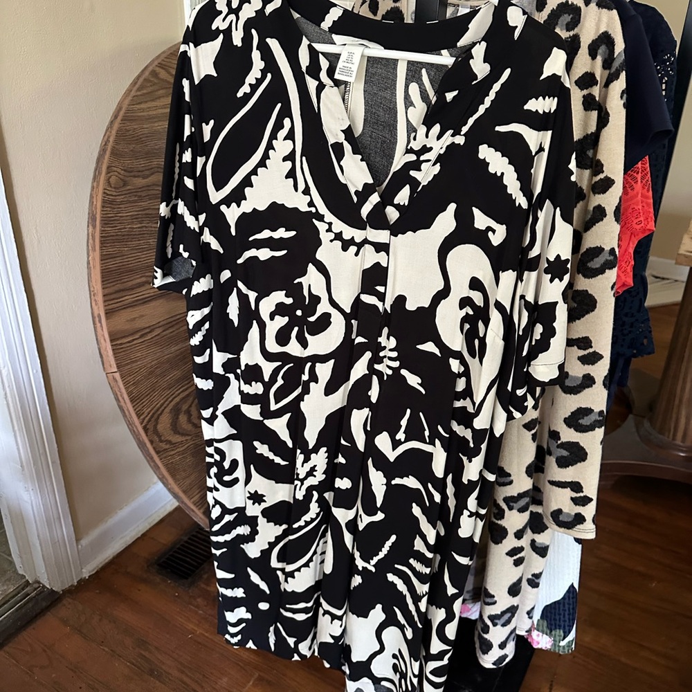Black and White Patterned Women's Top